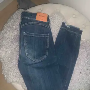 Hej! Säljer dessa superfina jeans i den perfekta färgen! Tyvärr inte kommit mycket till andvändning då dom e för små! Hör av dig vid frågor! 🤠
