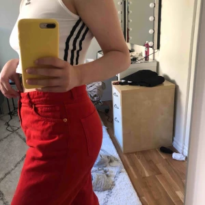  - Röda momjeans ifrån monki. Kan mötas upp i Linköping. Annars står du för frakten. Önskas fler bilder så säg till! ♥️