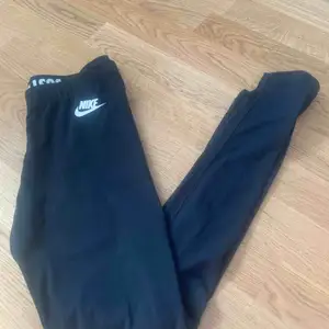 Jättefina tights från Nike som jag tyvärr inte längre använder. Köparen står för frakten, kontakta mig för fler frågor 🥰🤗 