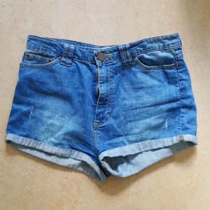  - Jeansshorts med hög midja. Från Zara. Köparen står för frakt, kan också mötas upp i Uppsala. 