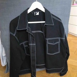  - Jeansjacka ifrån hm, använd fåtal gånger. Jättefin och Oversized och boxig i modellen. Köpte storlek 44 för o få den Oversized då jag älskar det. 