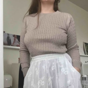  - 🌻 Beige kabelstickad tröja, sparsamt använd. Vid frakt tillkommer 60kr 🌻