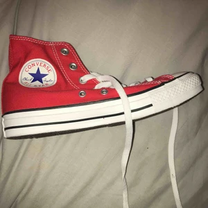  - Röda converse helt oanvända i hög modell, frakt tillkommer❤️