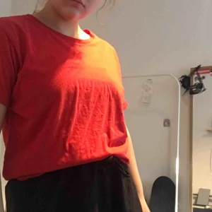  - Röd t-shirt, väldigt mjukt material. Kommer från Carlings och kostade 150kr. Jag använder den allt för lite! Den är lite oversize om man är mindre vilket är snyggt om man vill vika in eller knyta upp tröjan tex