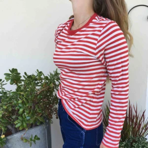  - Fin randig och långärmad tröja från HM, den är som i nyskick❤️