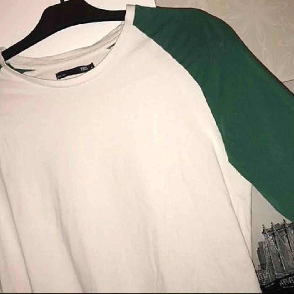 Grön/vit herr tröja, kan användas som dam tröja med den är bara rätt lång.  Frakt tillkommer! . Tröjor & Koftor.