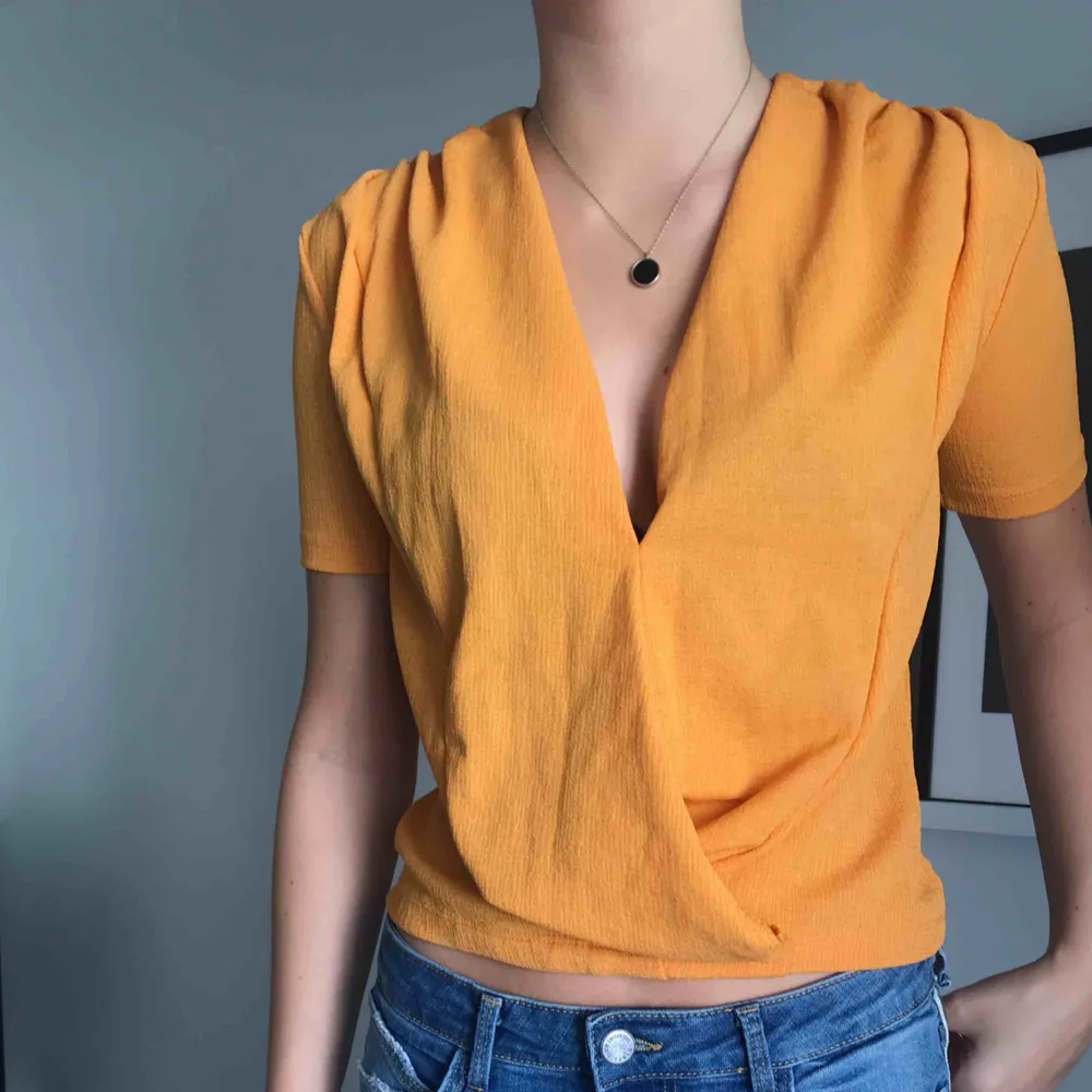HELT NY tröja från ZARA med lapparna kvar!!  Färgen är orange/gul, superfin till sommaren😍  Köparen betalar frakten✨. Toppar.