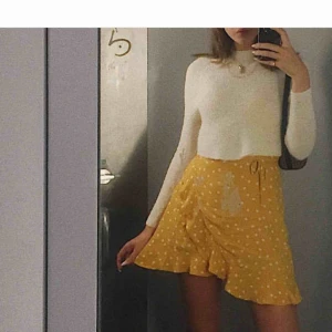  - Prickig klänning ifrån bershka med justerbart knyte i midjan. Upptill är den v ringad med spaghettistraps. Kan skicka fler bilder vid förfrågan. Ge gärna egna prisförslag! 