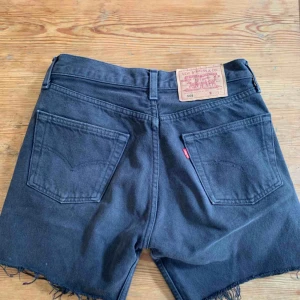  - Svarta avklippta Levis ’501 st 29. Väldigt snygga på sommaren! Obs små i st (som alla ’501:or!)