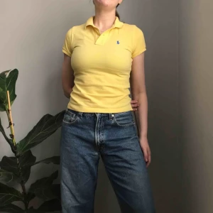  - 💌Frakt ingår!💌Gul skinny polo från Ralph Lauren i storlek XS • 100% bomull • i bra skick • jag har vanligtvis storlek S så sitter ganska tight på mig