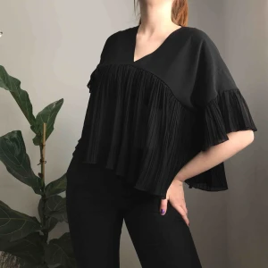  - 💌Frakt ingår!💌 Underbar plisserad topp i svart chiffongliknande material • köpt från The Editor’s Market i Singapore • storlek S men passar även större storlekar på grund av flexibel passform • i bra skick! 