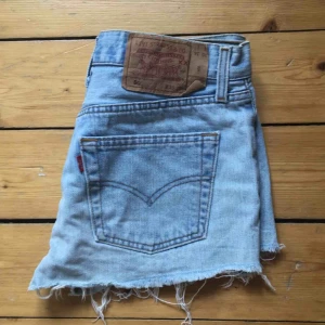  - Levi’s shorts i Strl 30 men små i storleken, skulle säga att de motsvarar typ S-M eller Strl 36. Köparen står för ev frakt (59 kr) om ej avhämtning kan göras i centrala Göteborg. 80 kr eller högsta bud.