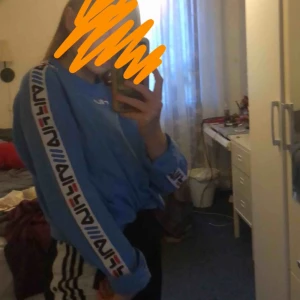  - Supersnygg ljusblå longsleeve tröja ifrån fila! Frakt tillkommer!