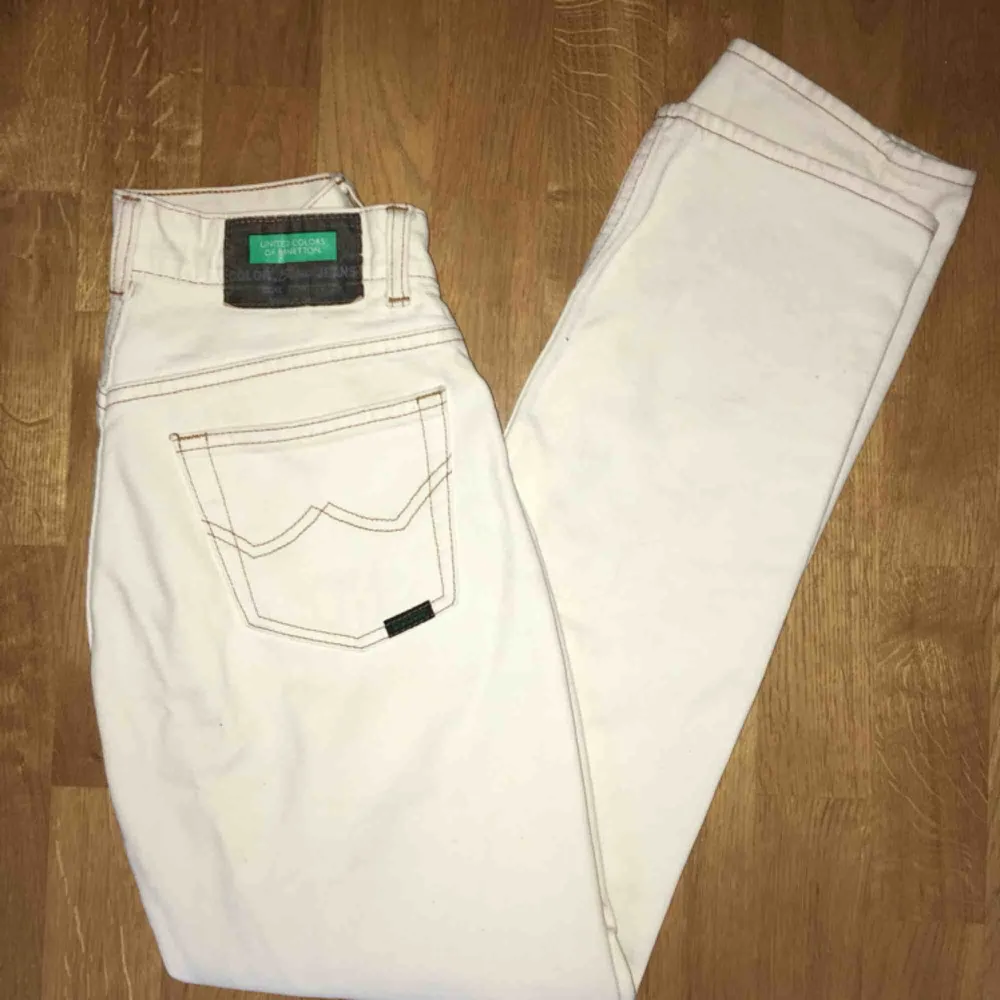 Vita jeans med bruna sömmar. Längden är ungefär 30,32 och modellen påminner om levis 501. Jeans & Byxor.