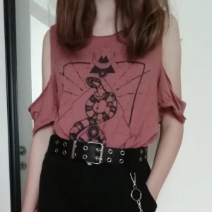  - Lång tshirt med slits i ärmarna. Inte så värst använd. 