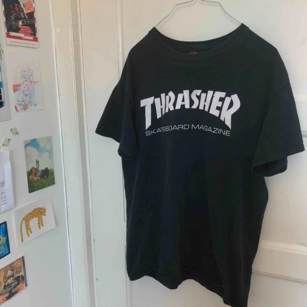 Vintage/retro t-shirt från Thrasher! Inköpt second hand på Beyond Retro. Storlek M ❤️💙. T-shirts.
