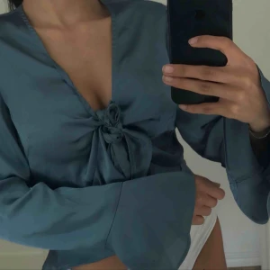  - Silkes tröja. Man kan knyta den hårdare. 100kr med frakt.