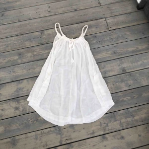  - Vit klänning som man lätt drar över en bikini på sommaren.