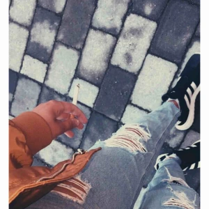  - Blå jeans med slitningar. Jätte fina i modellen. Tyvärr passar dom mig inte längre.