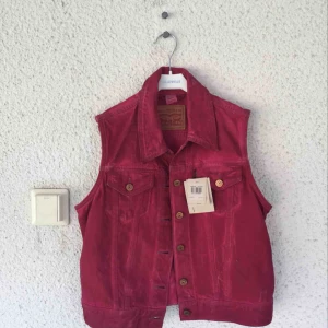  - Oanvänd Levi’s jeansväst köpt i USA. Nypris 71$ men köptes för 35,50$