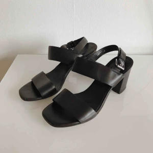  - Snygga svarta klackar från WERA i storlek 38. Använda 1-2ggr och har tyvärr några små märken på klacken - annars jättefint skick! Hämtas i Malmö, alternativt skickas mot frakt på 63kr (spårbart)✨ pris kan diskuteras vid snabb affär!