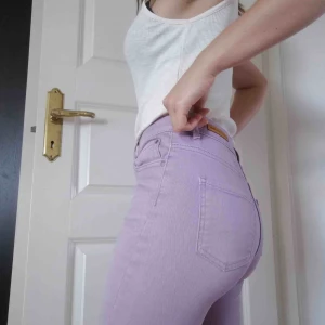  - Lila jeans. Är 155 cm lång och brukar ha storlek 25/30 på jeans.