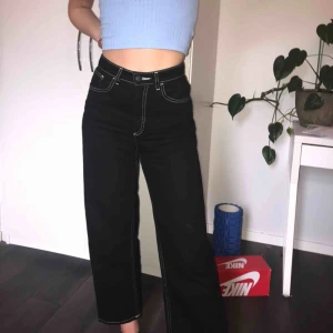  - Gryms jeans som sitter bra i midjan,rumpan och i längden. Har en kärlek till dom men dom används alldeles för lite av mig. Svarta raka jeans med vit söm. 