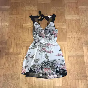 En unik klänning i skirt material med japaninspirerat print, köpt på Urban Outfitters i USA. Klänningen når mig som är 166 till mitt på låren. Klänningen har bara tunn spets i ryggen och snyggt band i nacken.