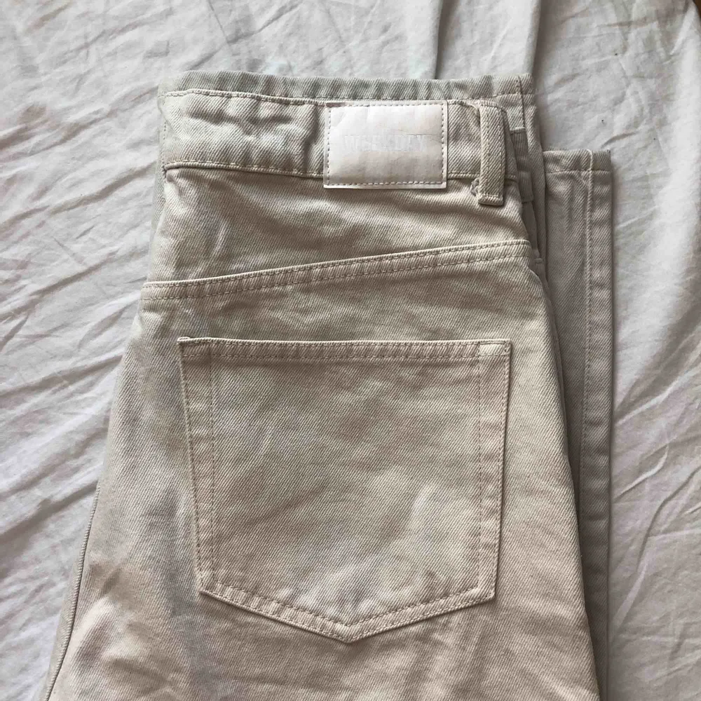 Weekday jeans i modellen row(raka jeans) beige vita. Använd endast 2 ggr, säljer pga fel strl. Skriv för fler bilder😊 . Jeans & Byxor.