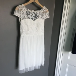  - Perfekt studentklänning från Nelly, aldrig använd då jag valde en annan sista minuten. Superfin och öppen i ryggen!  Kan mötas upp i Stockholm eller frakta den 🌸🌸