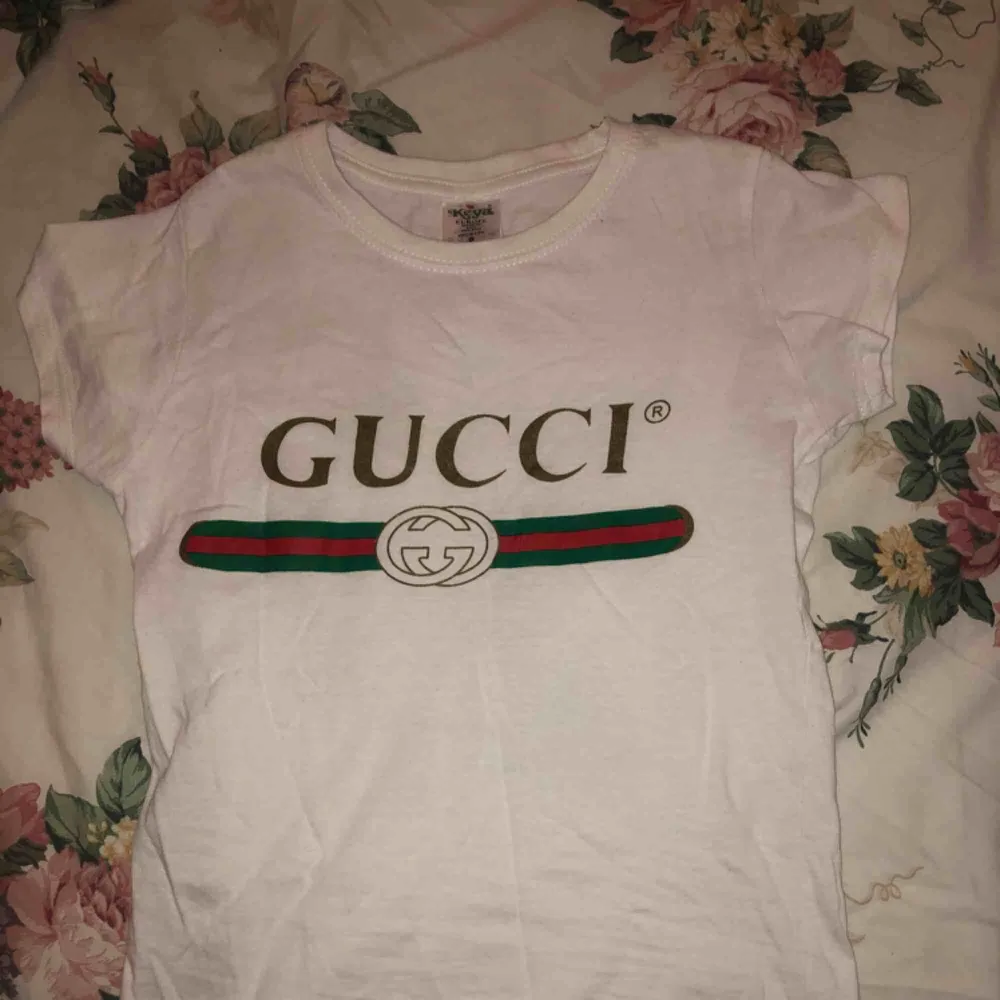 Gucci t-shirt från Turkiet, har knappast används.. T-shirts.