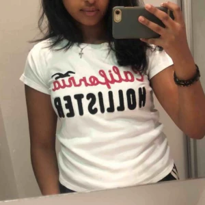  - Skit fin Hollister tröja från Turkiet, är i storlek M men funkar även för personer med storlek S.