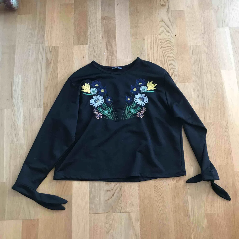 Jättesöt tröja från Zara med broderade blommor på. Säljs då den inte kommer till någon användning längre!. Tröjor & Koftor.