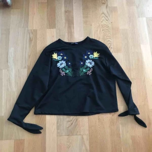  - Jättesöt tröja från Zara med broderade blommor på. Säljs då den inte kommer till någon användning längre!