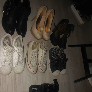  - Storlekar 37 och 38, adidas o valentino 200 kr, finns i Mölndal, köparen står för frakt (bläddra)