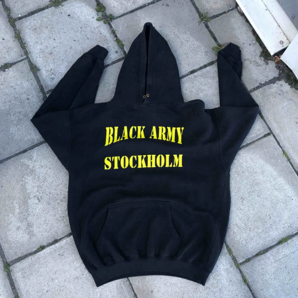Mycket väl använd och urtvättad hoodie från året då Black Army fyllde 20 år. Kan hämtas i Uppsala eller skickas mot fraktkostnad . Hoodies.