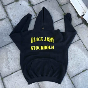  - Mycket väl använd och urtvättad hoodie från året då Black Army fyllde 20 år. Kan hämtas i Uppsala eller skickas mot fraktkostnad 