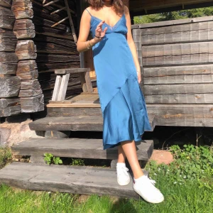  - Världens finaste klänning från Pull & Bear i siden imitation, inköpt i Berlin i april. Endast använd 1 gång. 