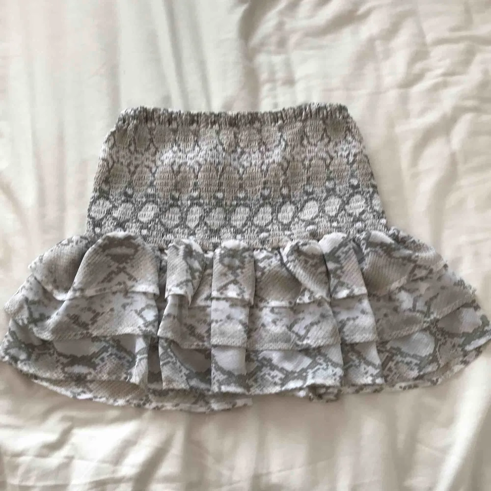 Fin kjol från Bikbok i storlek XS. Säljer denna fina kjol för att jag inte använder den. Använd max 2 gånger. Frakten ingår i priset . Kjolar.