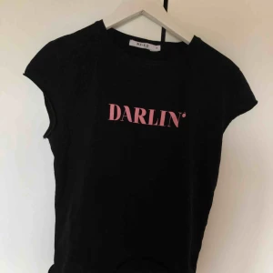  - En väldigt fin t-shirt från NA-KD. Bara använd ett fåtal gånger. Frakten står du för. 