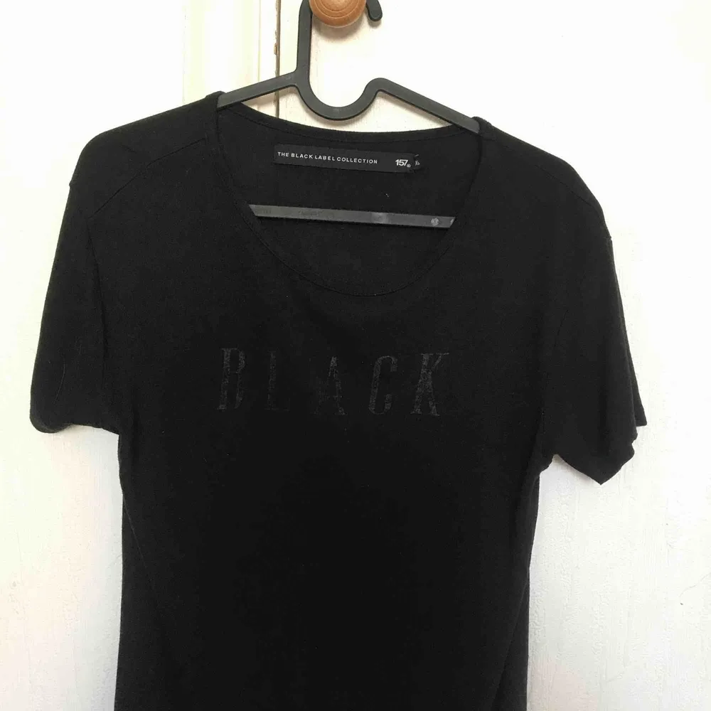 T shirt där det står ”black” på, kommer ej igår vart den är ifrån men kan vara lager 157 då det står ”157”.  FRAKT INGÅR. T-shirts.