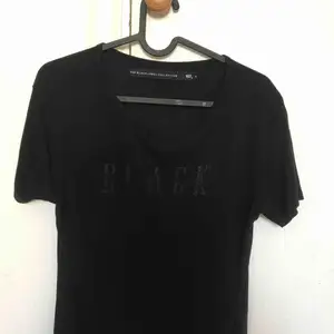 T shirt där det står ”black” på, kommer ej igår vart den är ifrån men kan vara lager 157 då det står ”157”.  FRAKT INGÅR