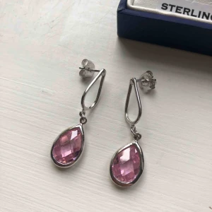 Silverörhängen- NYA, aldrig använda  - *Nedsatt från 175kr till 110kr!  Äkta silverörhängen med rosa sten från brittiska märket Paul Kennedy. Aldrig använda! Legat i asken hela tiden. Fått dem i present men de är tyvärr inte min stil.  Tar swish! Kan mötas upp i Stockholm! 
