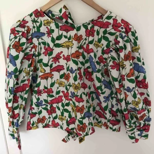  - Zara blus perfekt nu till sommarn med öppen rygg där man knyter 3 rosetter. Endast använd 1 gång. Finns inte att få tag på längre.