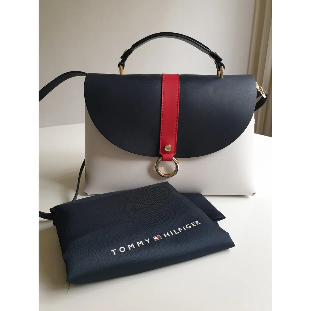 Tommy Hilfiger Bag. Very good condition, as new. Original duster bag included.. Väskor.