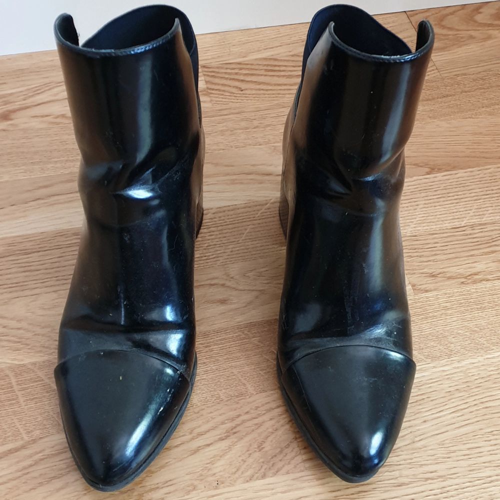 Lacquered ankle boots from Zara. Barely used, bought a few years ago! Let me know if you want more pictures. . Skor.