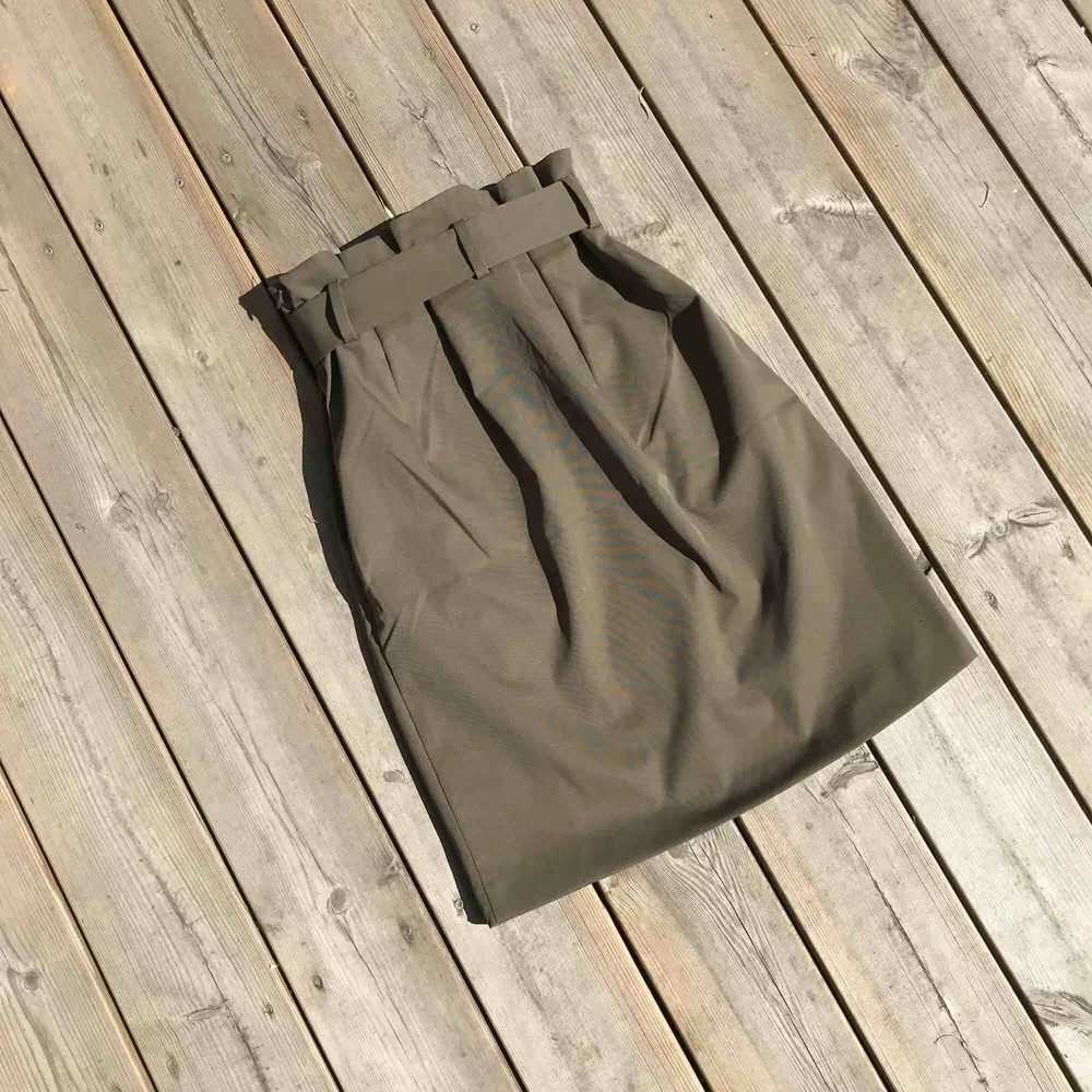Navy grön kjol som knyts i midjan  Mycket snygg passform 🔥🔥 Frakt tillkommer! . Kjolar.