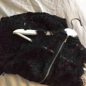  - Spets topp från Zara.  Storlek S. Endast använd en gång.  (Betalning via swish)⭐️