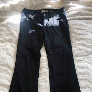  - Utsvängda bootcutjeans från kappahl, använda väldigt få gånger, mörk svart färg, väldigt sköna, midjehöjd, storlek 38. Jag är 169 och de går ner till marken på mig.