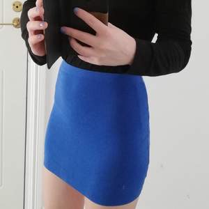 Tight blå kjol från H&M Basic. Lite använd och i gott skick! Köparen står för frakt 🌷💮